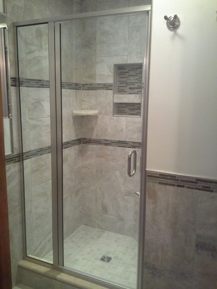 Imagen de cuarto de baño principal tradicional pequeño con ducha empotrada, baldosas y/o azulejos grises, baldosas y/o azulejos de porcelana, paredes blancas y suelo de baldosas de porcelana