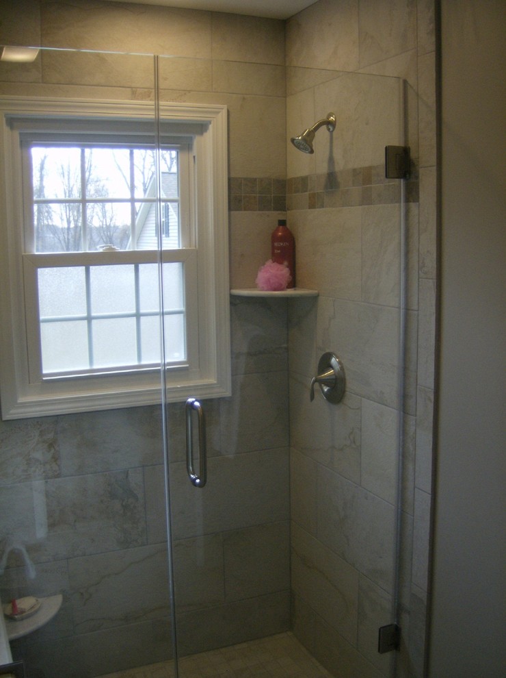 Foto de cuarto de baño principal clásico pequeño con encimera de cuarzo compacto, ducha empotrada, baldosas y/o azulejos grises, baldosas y/o azulejos de porcelana y paredes grises
