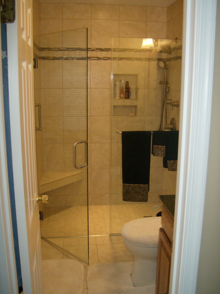 Ejemplo de cuarto de baño principal clásico de tamaño medio con ducha empotrada, baldosas y/o azulejos beige, baldosas y/o azulejos de porcelana y suelo de baldosas de porcelana
