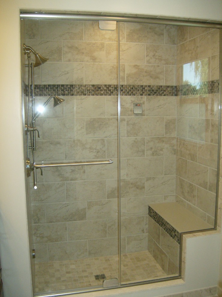 Bild på ett mellanstort vintage en-suite badrum, med en dusch i en alkov, beige kakel, porslinskakel, beige väggar och klinkergolv i porslin