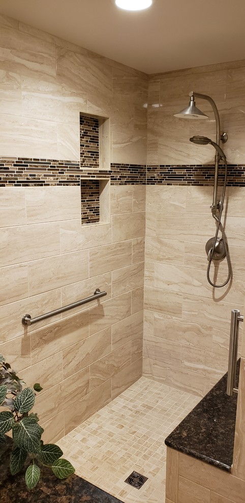 Ejemplo de cuarto de baño principal tradicional grande con ducha empotrada, baldosas y/o azulejos beige, baldosas y/o azulejos de porcelana, encimera de granito, ducha abierta y encimeras marrones