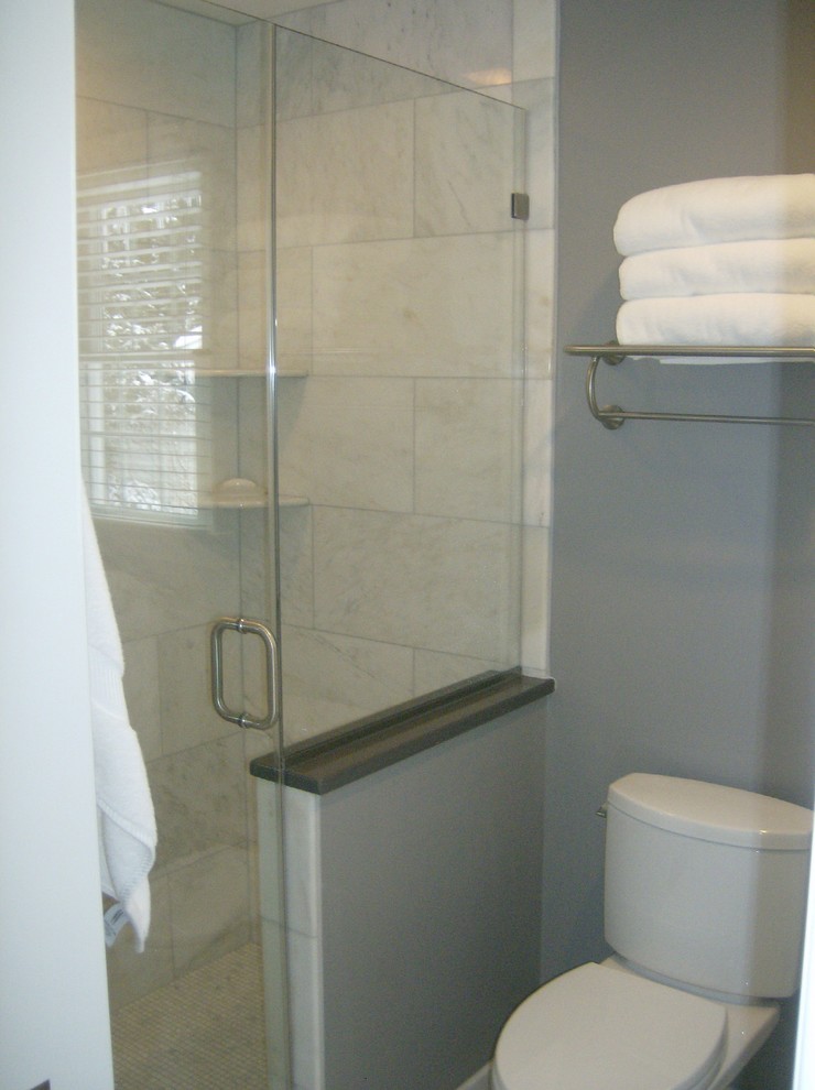 Modelo de cuarto de baño principal tradicional pequeño con encimera de cuarzo compacto, ducha empotrada, sanitario de dos piezas, baldosas y/o azulejos grises, baldosas y/o azulejos de porcelana y paredes grises