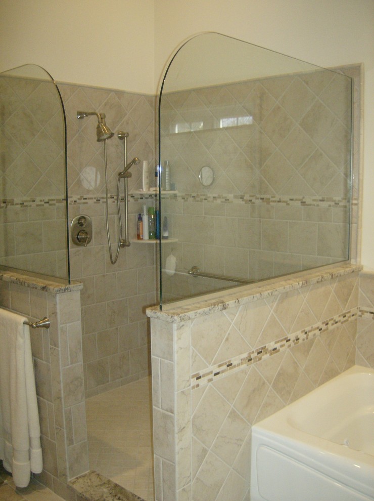 Idées déco pour une grande salle de bain principale classique avec une douche d'angle, un carrelage beige, des carreaux de porcelaine, un mur beige et un sol en carrelage de porcelaine.