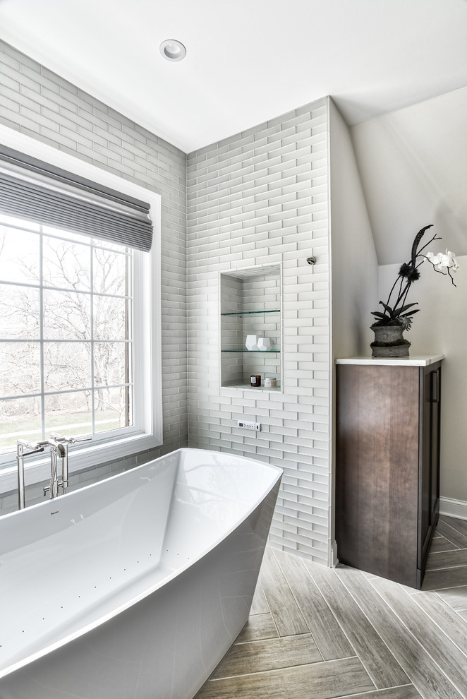 Exempel på ett mycket stort klassiskt vit vitt en-suite badrum, med skåp i shakerstil, skåp i mörkt trä, ett fristående badkar, en dusch i en alkov, grå kakel, glaskakel, beige väggar, ett undermonterad handfat, bänkskiva i kvarts och dusch med gångjärnsdörr