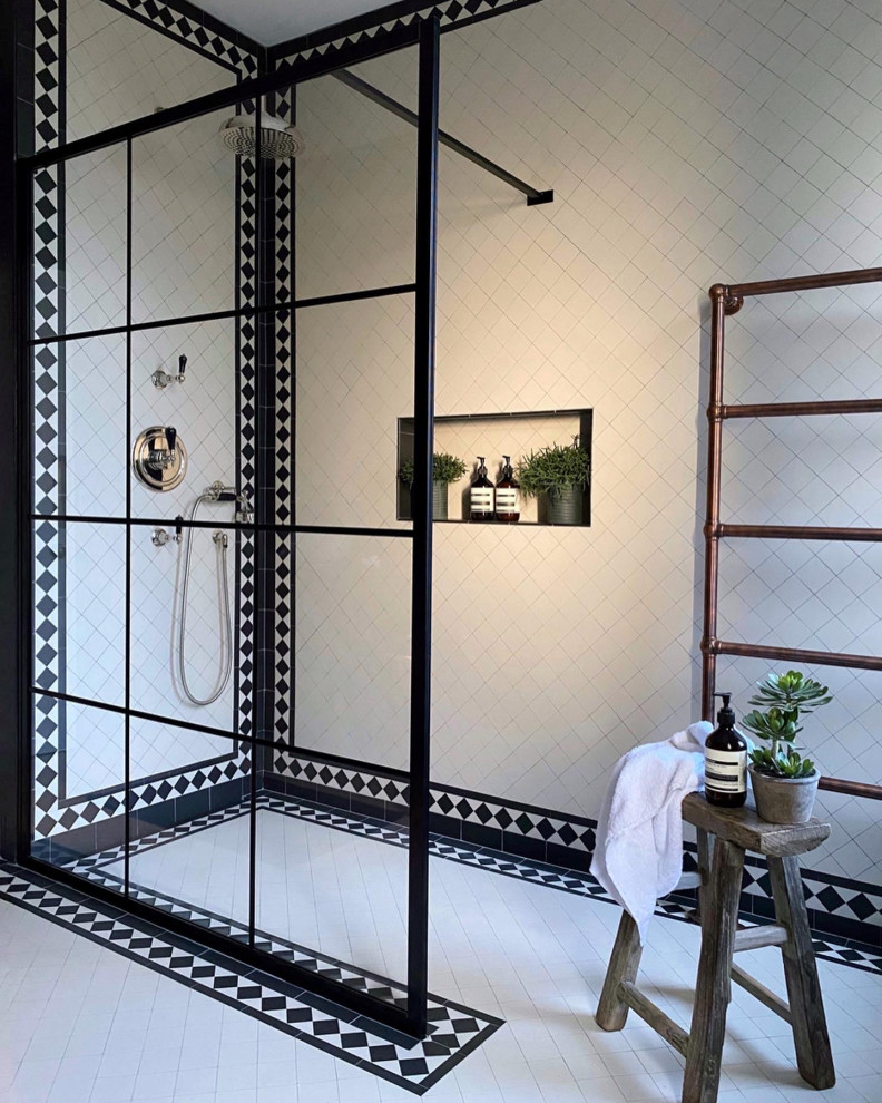 Klassisches Badezimmer mit Mosaik-Bodenfliesen in London