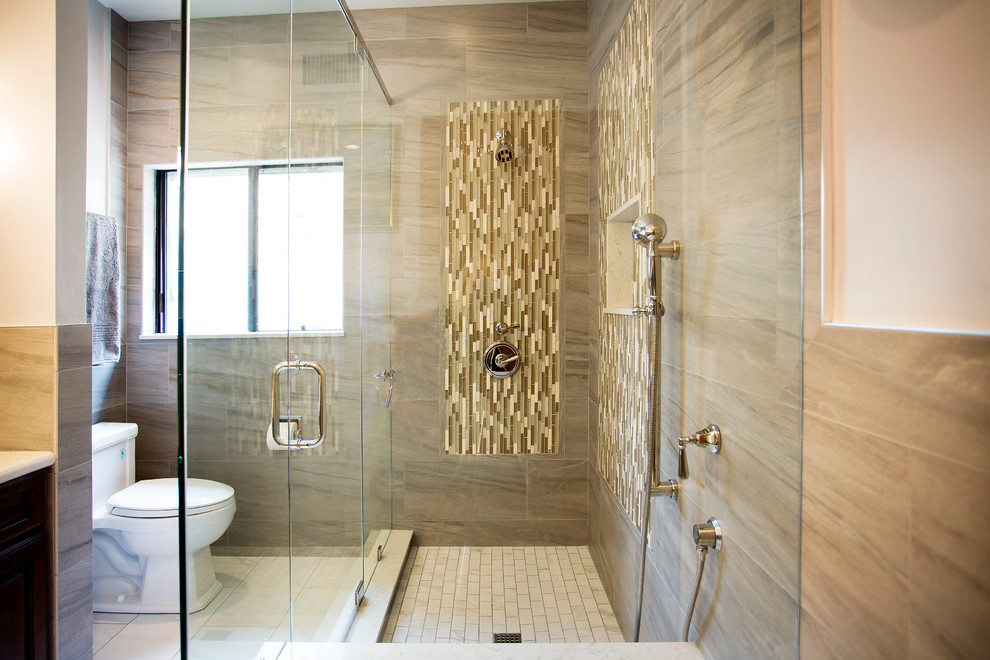 Idee per una stanza da bagno minimal con doccia ad angolo, WC monopezzo, piastrelle marroni e pareti beige
