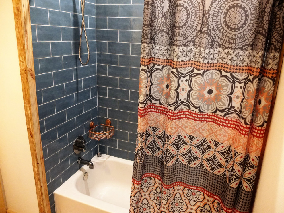 Идея дизайна: главная ванная комната среднего размера в современном стиле с бежевыми фасадами, гидромассажной ванной, душем над ванной, унитазом-моноблоком, синей плиткой, керамогранитной плиткой, белыми стенами, полом из керамогранита, монолитной раковиной, столешницей из гранита, разноцветным полом, шторкой для ванной, бежевой столешницей, тумбой под одну раковину и напольной тумбой
