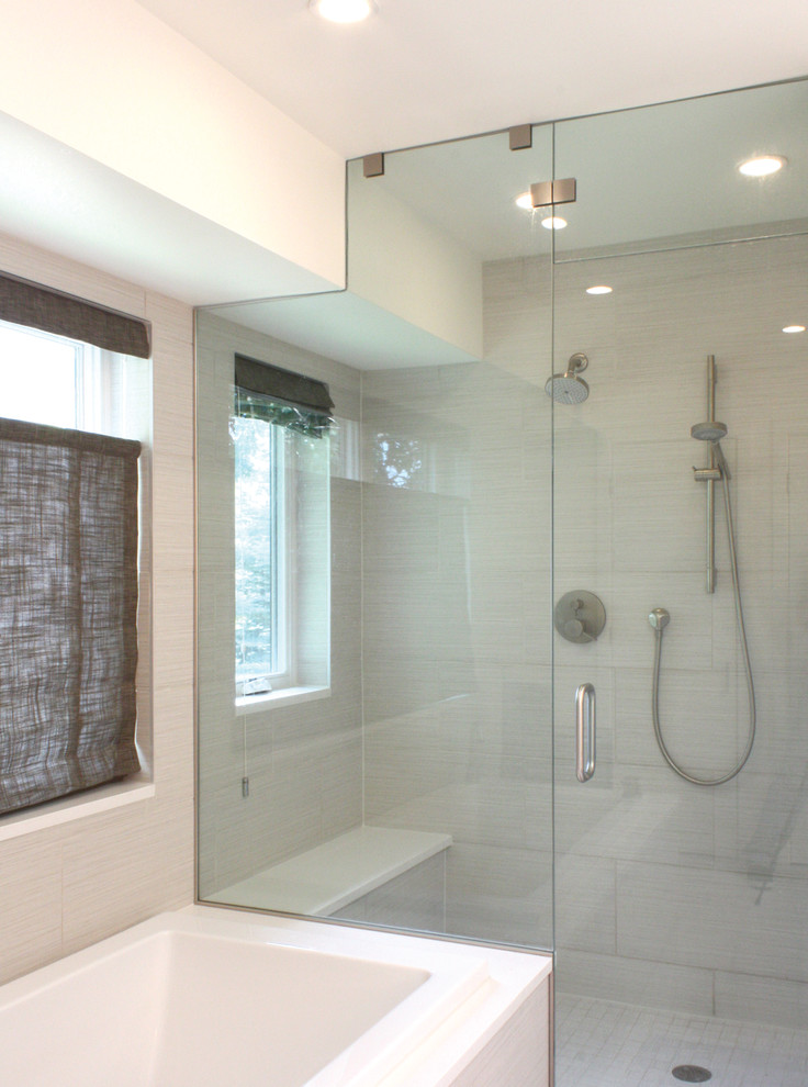 Photo of a medium sized modern ensuite bathroom with a built-in bath and an alcove shower.