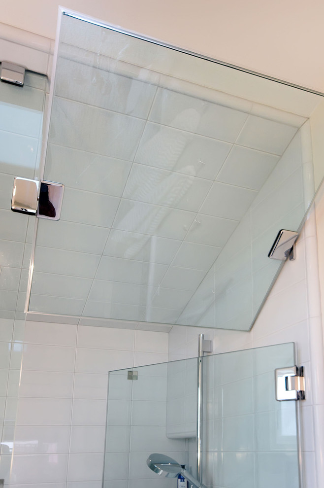 Esempio di una sauna minimal di medie dimensioni con doccia alcova, piastrelle in gres porcellanato, pareti beige e porta doccia a battente