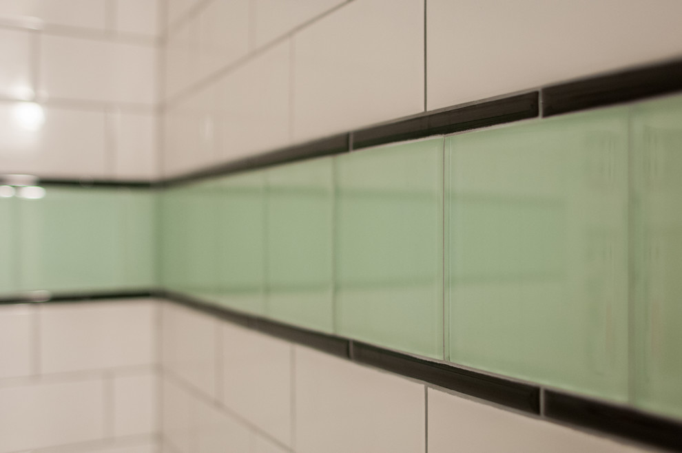 Idéer för ett mellanstort modernt badrum, med gröna skåp, svart och vit kakel, keramikplattor, vita väggar och kaklad bänkskiva