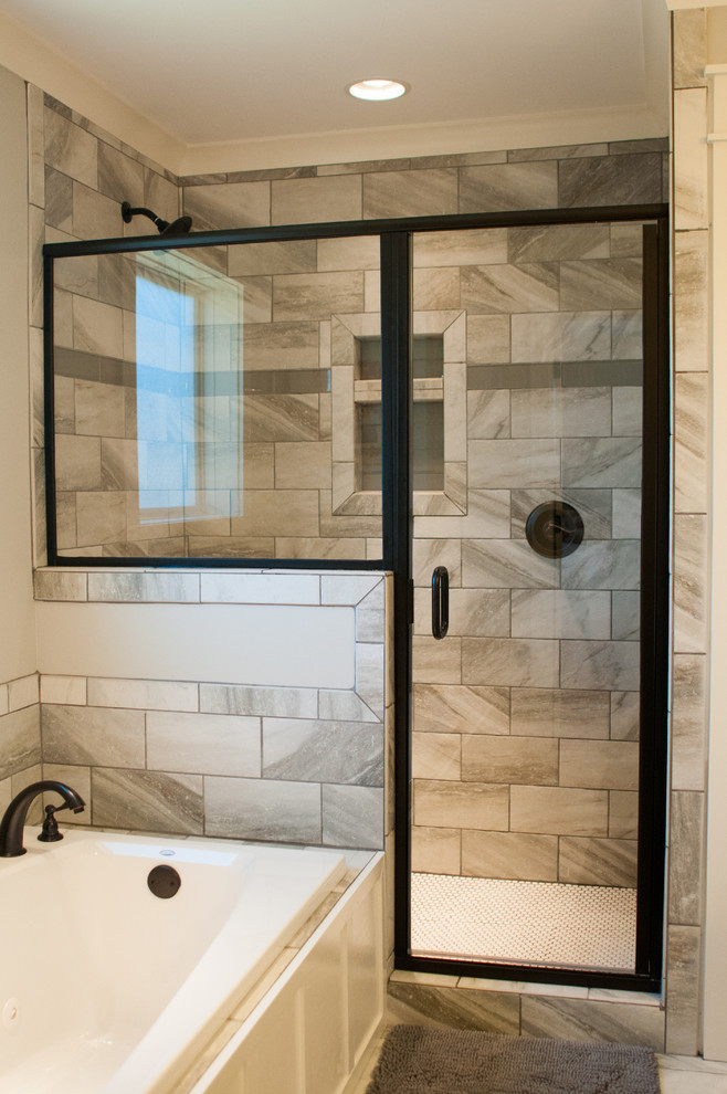 Foto di una stanza da bagno contemporanea di medie dimensioni con doccia ad angolo, piastrelle beige, piastrelle in ceramica, pareti grigie, pavimento con piastrelle in ceramica e top in vetro
