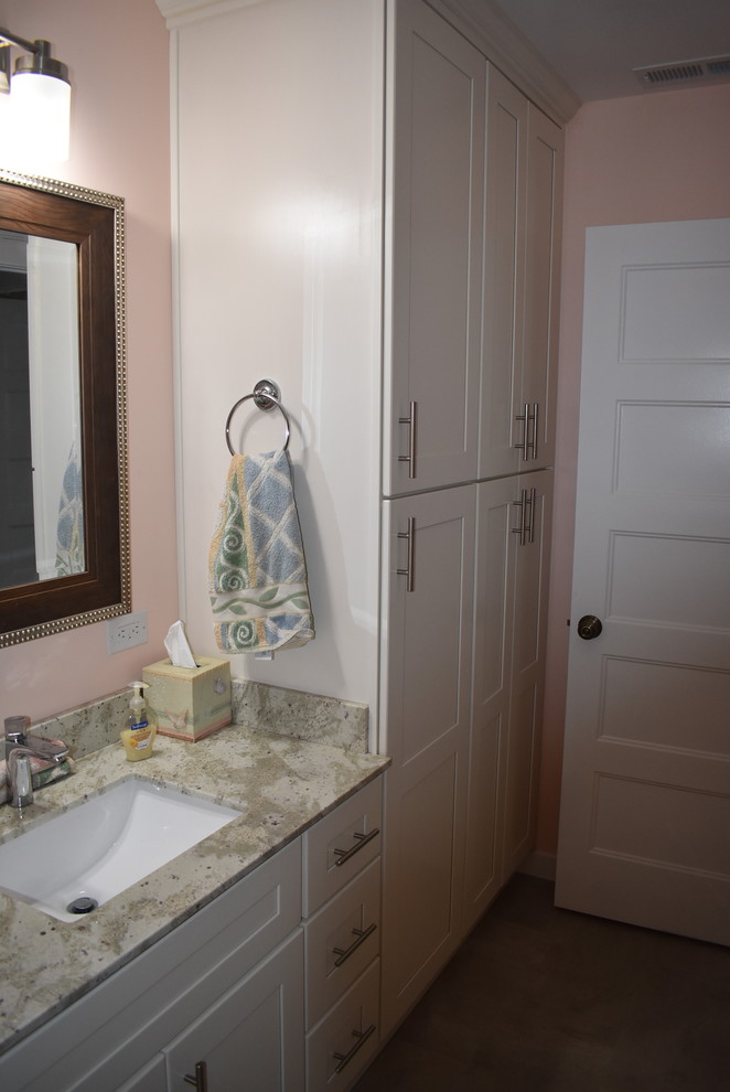 На фото: маленькая ванная комната в современном стиле с фасадами в стиле шейкер, белыми фасадами, розовой плиткой, полом из цементной плитки, душевой кабиной, врезной раковиной, столешницей из гранита, серым полом и разноцветной столешницей для на участке и в саду с
