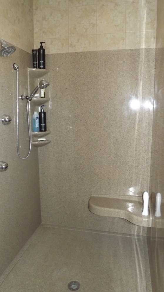 Immagine di una stanza da bagno padronale tradizionale con doccia aperta