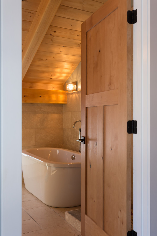 Immagine di una stanza da bagno industriale di medie dimensioni con vasca con piedi a zampa di leone, pareti beige, pavimento in gres porcellanato e pavimento beige