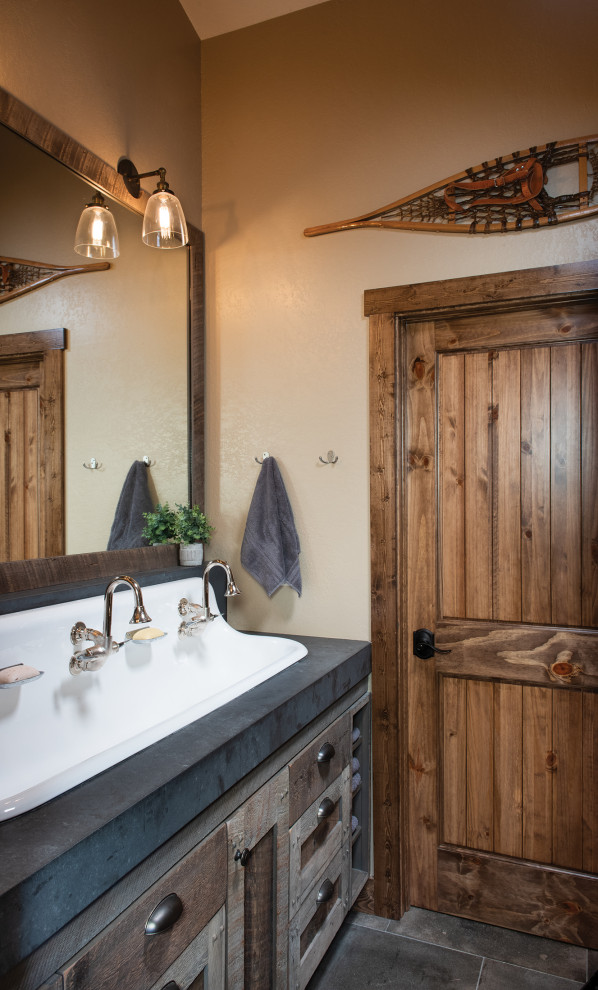 Immagine di una stanza da bagno per bambini stile rurale con ante in legno scuro, pareti beige, lavabo da incasso, pavimento grigio, top grigio, due lavabi e mobile bagno incassato