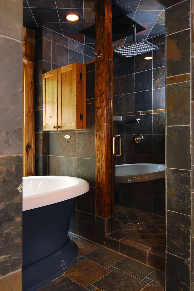 シャーロットにある小さなラスティックスタイルのおしゃれな浴室 (置き型浴槽、アルコーブ型シャワー、マルチカラーのタイル、スレートタイル) の写真
