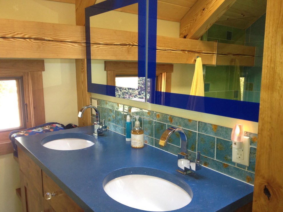 アルバカーキにある小さなエクレクティックスタイルのおしゃれな子供用バスルーム (シェーカースタイル扉のキャビネット、中間色木目調キャビネット、青いタイル、ガラスタイル、黄色い壁、アンダーカウンター洗面器) の写真