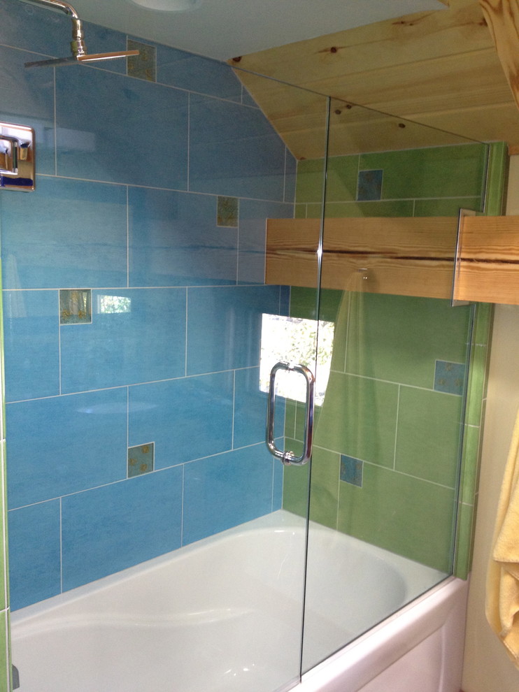 Inspiration för ett litet eklektiskt badrum för barn, med skåp i shakerstil, skåp i mellenmörkt trä, ett badkar i en alkov, en dusch/badkar-kombination, blå kakel, glaskakel, gula väggar, ett undermonterad handfat och dusch med gångjärnsdörr
