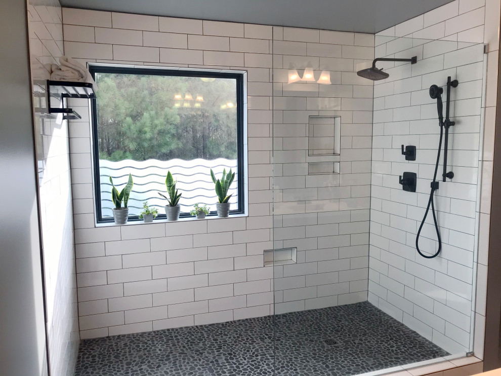 Источник вдохновения для домашнего уюта: большая главная ванная комната в стиле неоклассика (современная классика) с душем в нише, белой плиткой, керамогранитной плиткой, белыми стенами, полом из галечной плитки, серым полом, открытым душем и нишей
