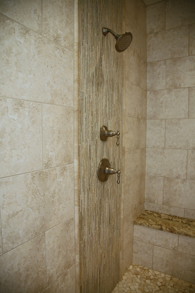 Idéer för ett stort rustikt en-suite badrum, med en öppen dusch, porslinskakel, grå väggar och klinkergolv i småsten