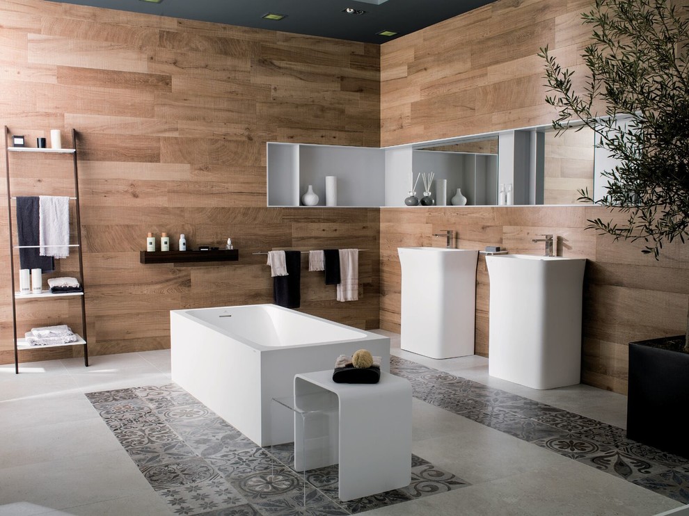 Foto di una stanza da bagno contemporanea con vasca freestanding, pistrelle in bianco e nero, piastrelle marroni, piastrelle bianche e lavabo a consolle