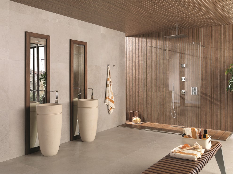 Bild på ett funkis badrum, med brun kakel, keramikplattor, bruna väggar, klinkergolv i porslin, ett piedestal handfat och en öppen dusch
