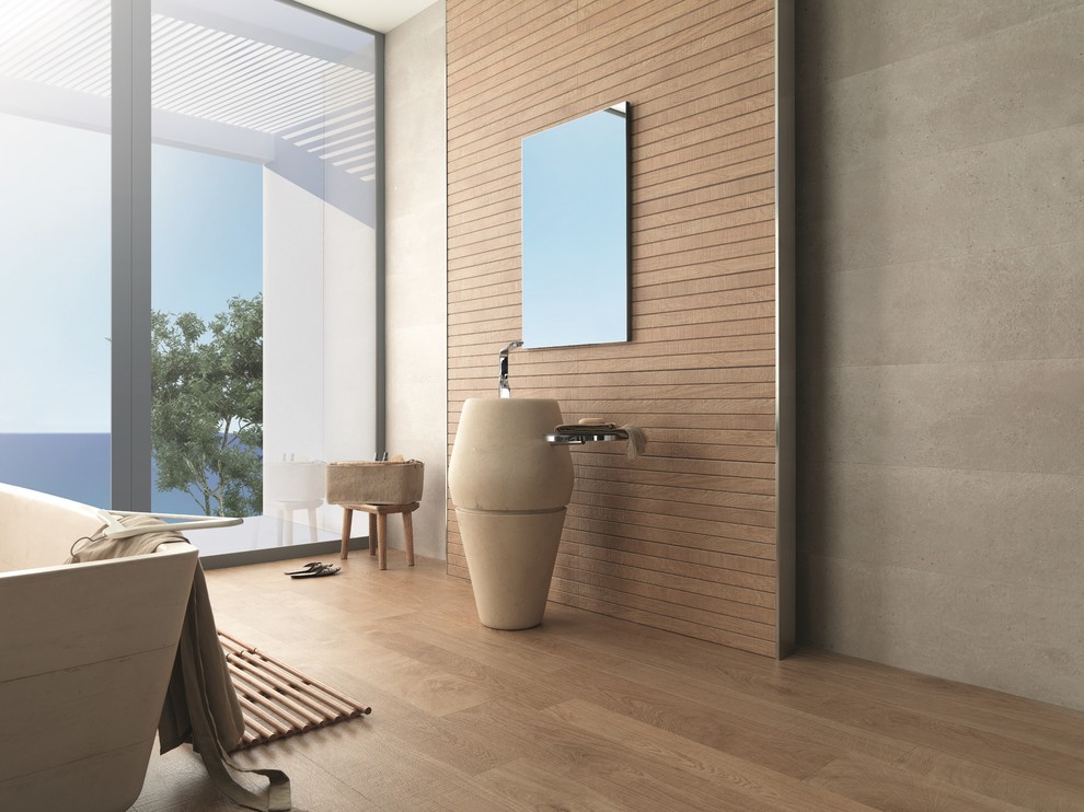 Cette photo montre une salle de bain tendance avec un carrelage marron, des carreaux de céramique, un mur marron, un sol en carrelage de porcelaine et un lavabo de ferme.