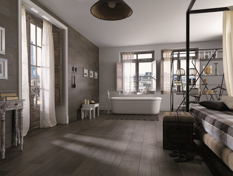 Imagen de cuarto de baño actual con baldosas y/o azulejos de porcelana, suelo de baldosas de porcelana, bañera exenta y paredes blancas