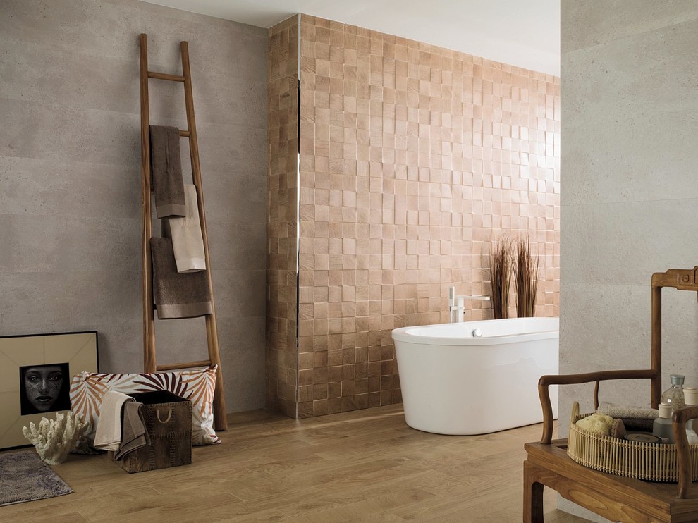 Idée de décoration pour une salle de bain design avec un carrelage marron, des carreaux de céramique, un mur marron, un sol en carrelage de porcelaine et une baignoire indépendante.
