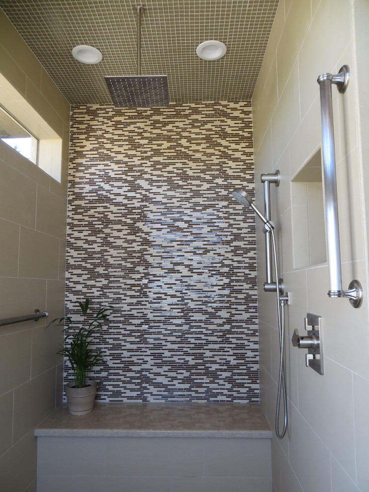 Cette photo montre une grande salle de bain principale tendance en bois brun avec un placard à porte shaker, une douche à l'italienne, un bidet, un carrelage beige, des carreaux de porcelaine, un mur beige, un sol en carrelage de porcelaine, une vasque et un plan de toilette en quartz modifié.