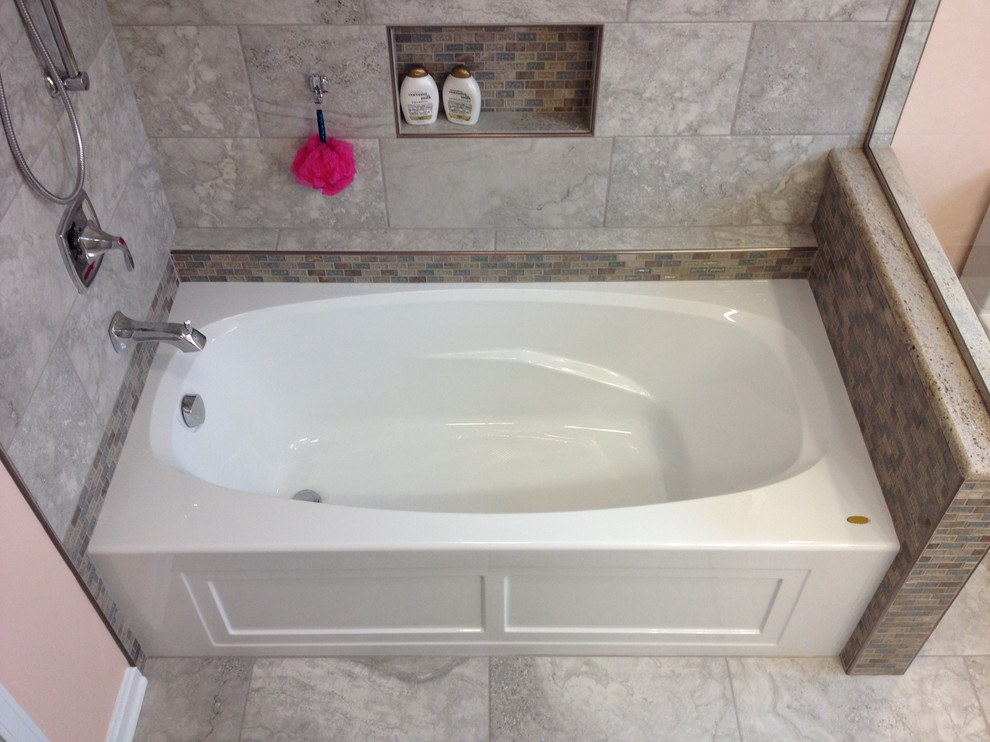 Inspiration för mellanstora klassiska badrum, med ett undermonterad handfat, luckor med upphöjd panel, vita skåp, granitbänkskiva, ett badkar i en alkov, en dusch/badkar-kombination, grå kakel, porslinskakel, orange väggar och klinkergolv i porslin