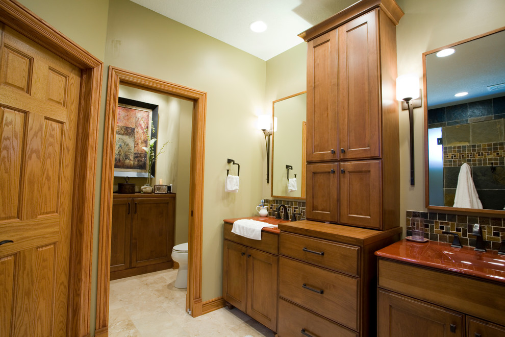 Cette image montre une douche en alcôve principale traditionnelle en bois brun de taille moyenne avec un placard avec porte à panneau encastré, un carrelage marron, un mur beige, une cabine de douche à porte battante et un plan de toilette rouge.