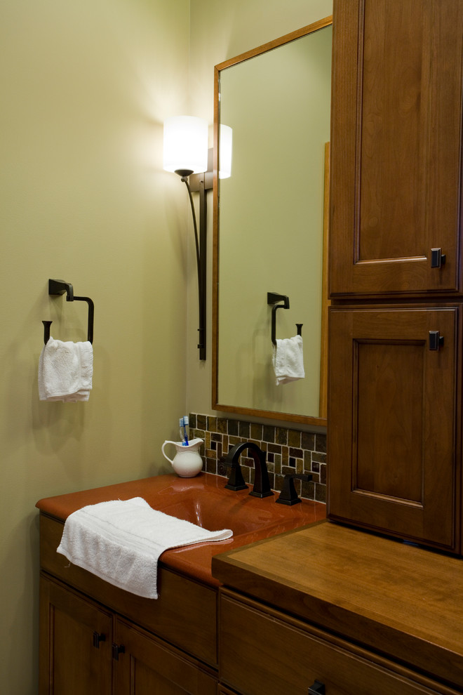 Mittelgroßes Klassisches Badezimmer En Suite mit Schrankfronten mit vertiefter Füllung, hellbraunen Holzschränken, grüner Wandfarbe und roter Waschtischplatte in Sonstige