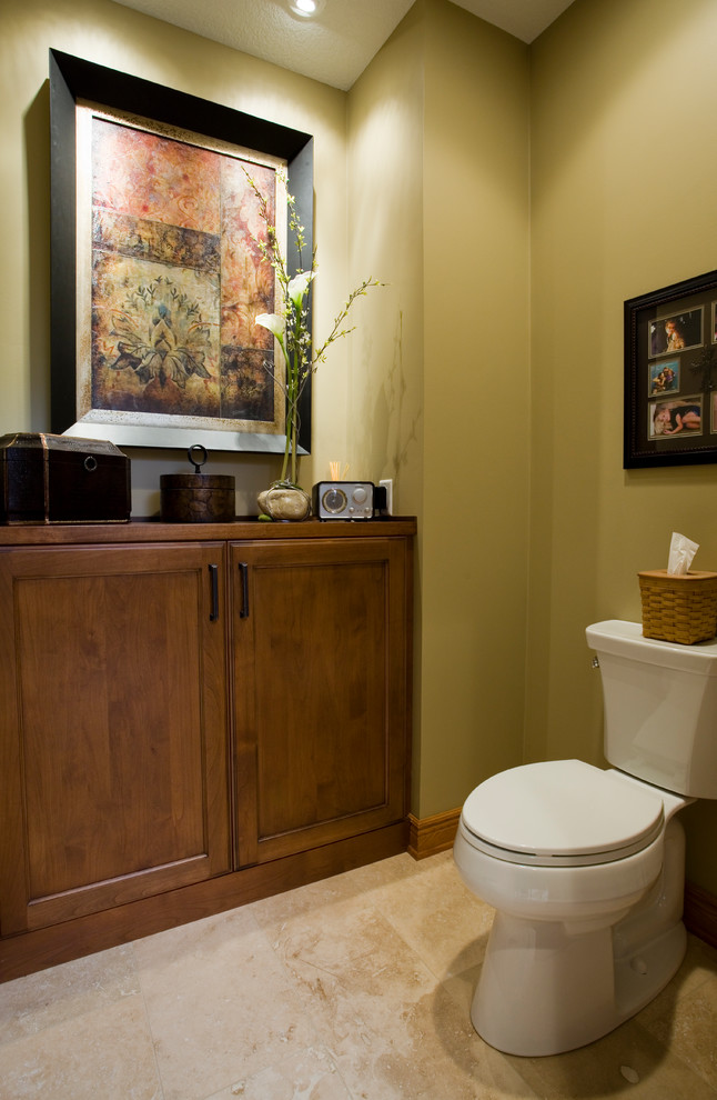 Idéer för mellanstora vintage rött toaletter, med luckor med infälld panel, skåp i mellenmörkt trä, brun kakel och gröna väggar