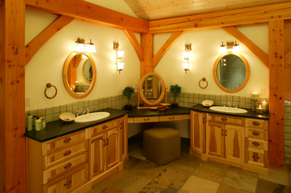 Foto på ett mycket stort lantligt en-suite badrum, med möbel-liknande, skåp i ljust trä, svart kakel och stenhäll
