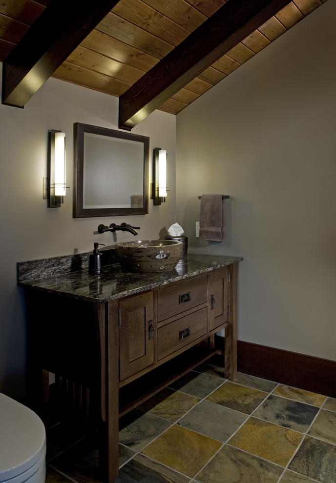 Amerikansk inredning av ett litet badrum, med skåp i shakerstil, skåp i mellenmörkt trä, en toalettstol med hel cisternkåpa och grå väggar