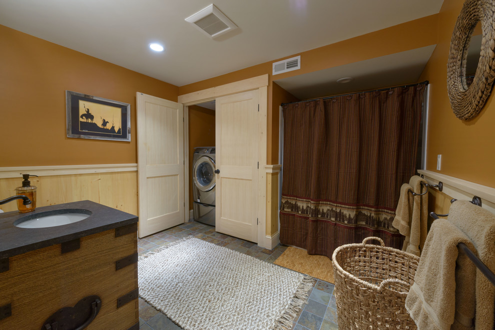 Ejemplo de cuarto de baño rural de tamaño medio con puertas de armario de madera oscura, bañera empotrada, ducha empotrada, aseo y ducha, lavabo bajoencimera, encimera de acrílico, ducha con cortina y tendedero