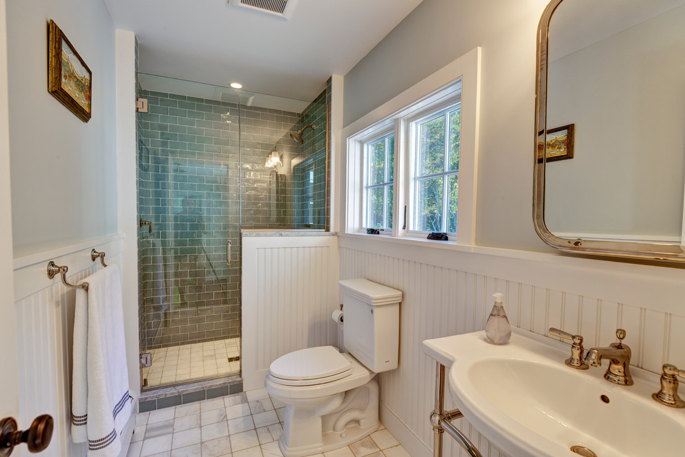 Diseño de cuarto de baño clásico de tamaño medio con ducha empotrada, sanitario de dos piezas, aseo y ducha y lavabo con pedestal