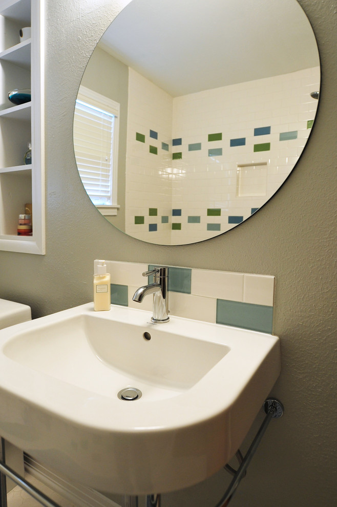 Foto på ett retro badrum, med ett badkar i en alkov och ett väggmonterat handfat