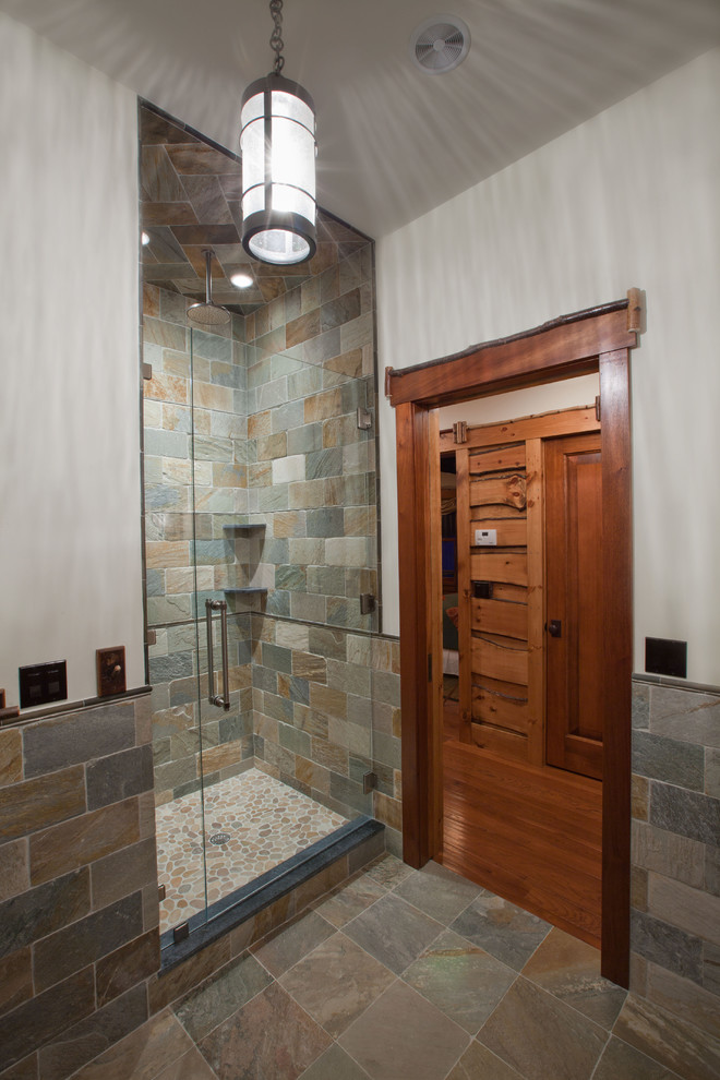 Diseño de cuarto de baño principal rústico grande con ducha empotrada, baldosas y/o azulejos multicolor, baldosas y/o azulejos de piedra, paredes blancas y suelo de pizarra