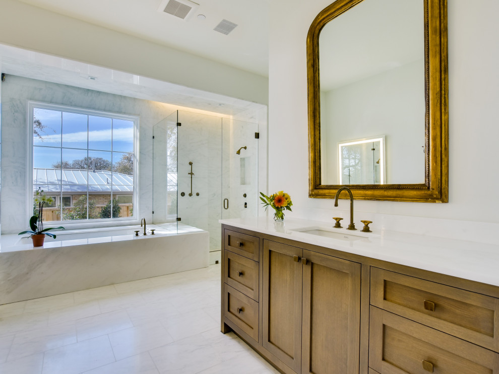 Idéer för ett mellanstort klassiskt vit en-suite badrum, med luckor med infälld panel, bruna skåp, ett hörnbadkar, en dubbeldusch, klinkergolv i keramik, bänkskiva i kvarts, vitt golv och dusch med gångjärnsdörr
