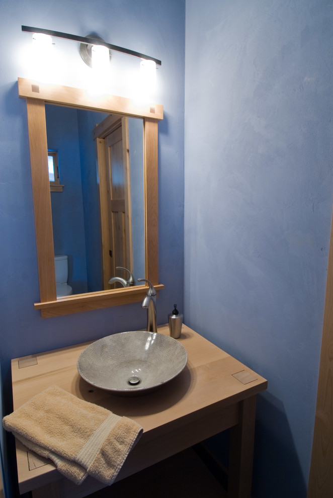 Kleines Uriges Duschbad mit offenen Schränken, braunen Schränken, lila Wandfarbe, Aufsatzwaschbecken und Waschtisch aus Holz in Sonstige