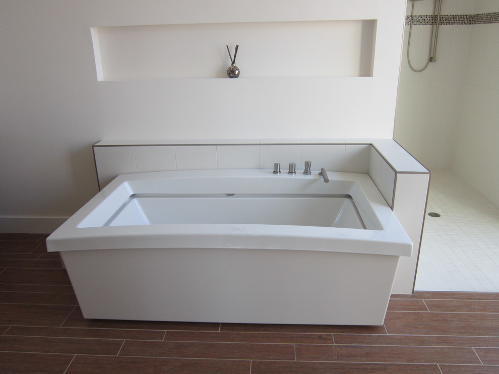 Immagine di una stanza da bagno padronale moderna con lavabo sottopiano, ante a persiana, ante in legno bruno, vasca ad alcova, doccia aperta, piastrelle marroni, pareti bianche e pavimento in gres porcellanato