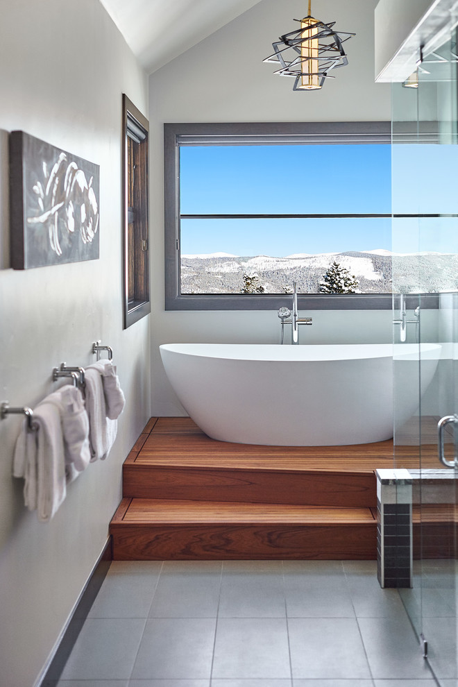 Inspiration för ett stort funkis en-suite badrum, med klinkergolv i keramik, grått golv och dusch med gångjärnsdörr