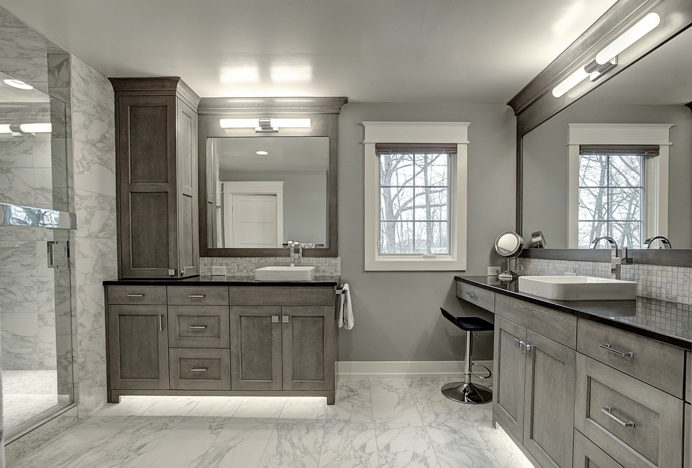 Exempel på ett amerikanskt en-suite badrum, med ett piedestal handfat, möbel-liknande, bänkskiva i kvarts, en dusch i en alkov, en toalettstol med hel cisternkåpa, grå väggar, klinkergolv i keramik och grå skåp