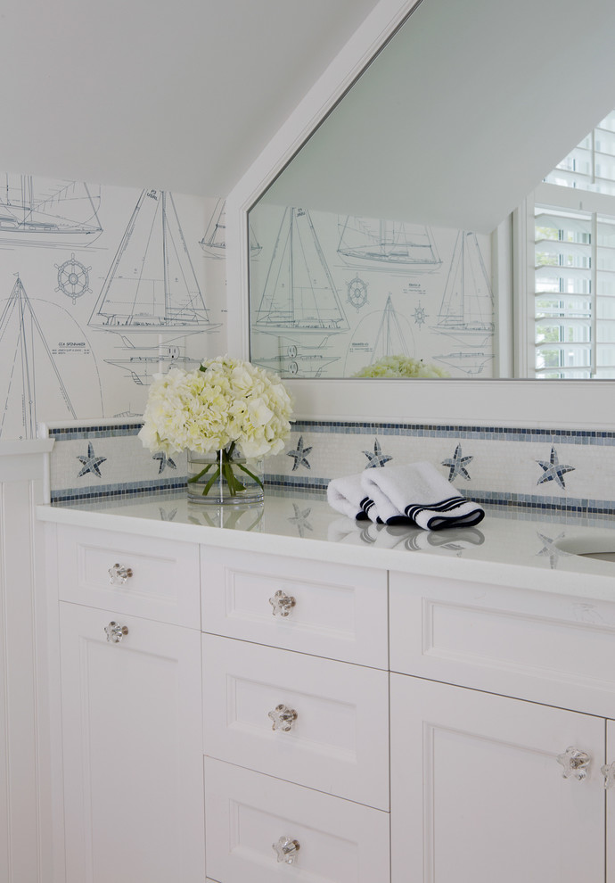 На фото: большая ванная комната в морском стиле с фасадами с утопленной филенкой, белыми фасадами, белой плиткой, керамической плиткой, разноцветными стенами, душевой кабиной, врезной раковиной и столешницей из гранита