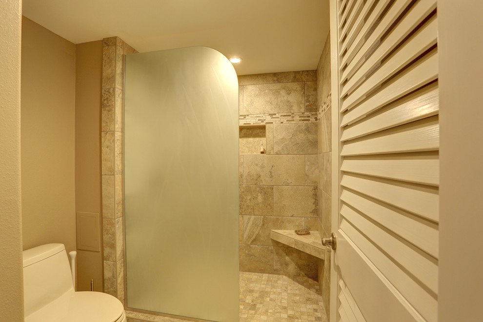 Esempio di una grande stanza da bagno con doccia classica con doccia alcova, ante in stile shaker, ante in legno bruno, piastrelle beige, piastrelle in gres porcellanato, lavabo sottopiano, top in quarzite e pareti beige