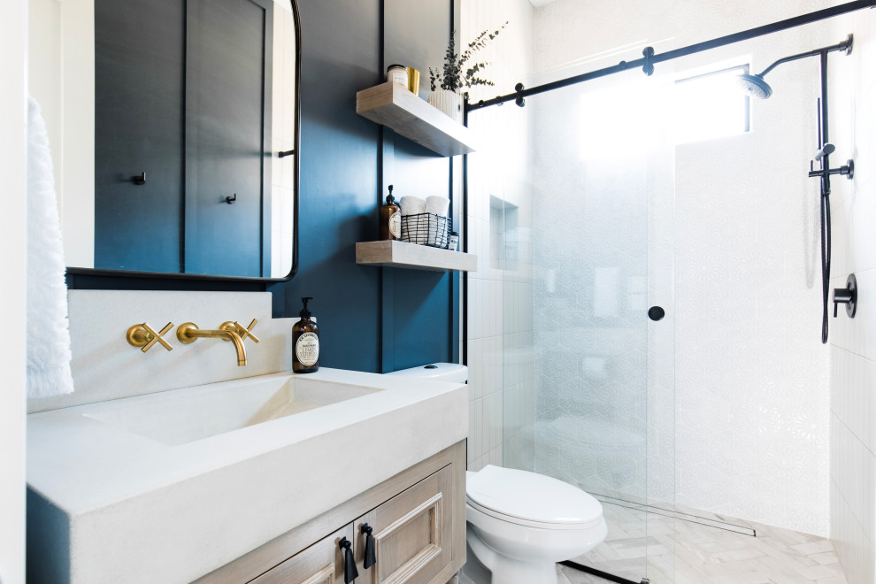 Идея дизайна: ванная комната в стиле неоклассика (современная классика) с фасадами с утопленной филенкой, светлыми деревянными фасадами, душем в нише, белой плиткой, черными стенами, монолитной раковиной, серым полом и белой столешницей