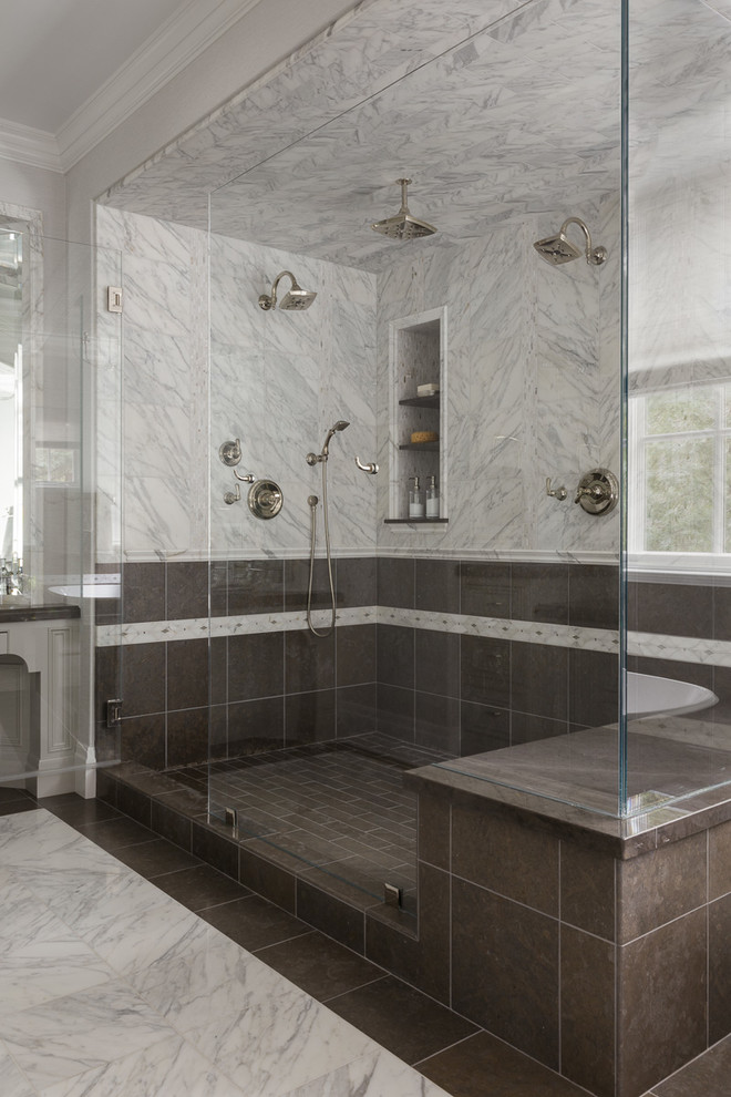 Foto di una stanza da bagno classica con doccia ad angolo