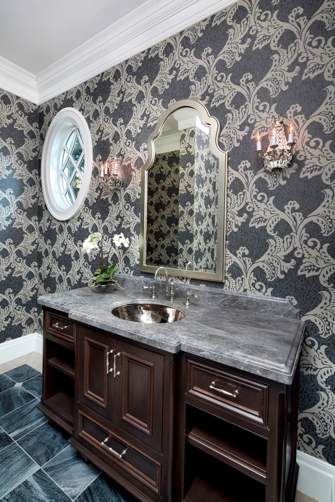 Inredning av ett klassiskt grå grått badrum, med luckor med infälld panel, skåp i mörkt trä och ett undermonterad handfat